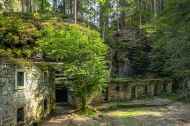 Kamenice nehri, Bohem İsviçre 'deki terk edilmiş Dolsky Mill' in güzel manzarası. Peri masalı toprakları. Elbe Kumtaşı Dağları 'nın efsanevi doğal manzarası.