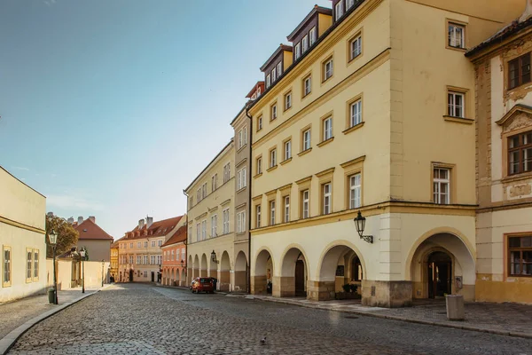 Pusta Ulica Kolorowymi Domami Pradze Stolicy Czech Brak Turystów Brak — Zdjęcie stockowe