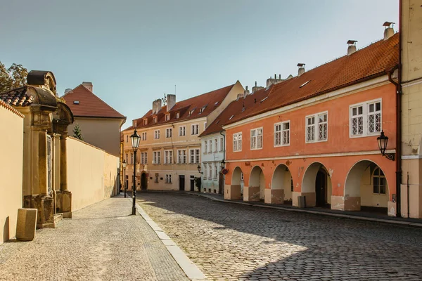 Pusta Ulica Kolorowymi Domami Pradze Stolicy Czech Brak Turystów Brak — Zdjęcie stockowe