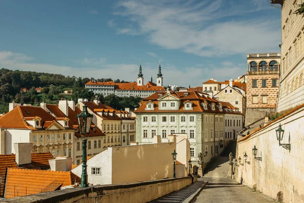チェコの首都プラハにカラフルな家がある空の通り 観光客もなく Covid 19隔離中の観光もなく 9月2020 — ストック写真