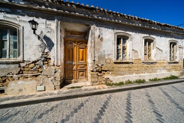 Bozkırdaki eski bina