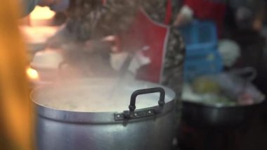 4k vdo asia geleneksel sokak yemekleri ve sıcak pirinç çorbası ile küçük işletmeler ya da yumuşak odaklı satıcı ya da sahip geçmişi ile büyük demlikte lapa