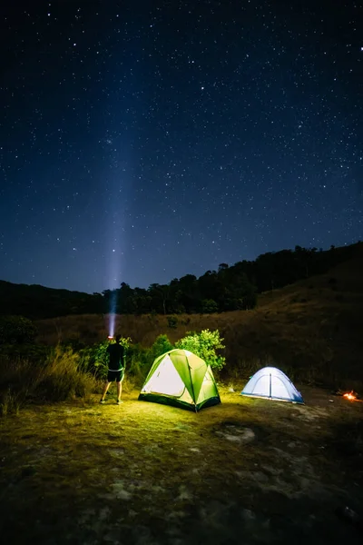 アジアからの冒険旅行カップルハイキングや夏の山への散歩 — ストック写真