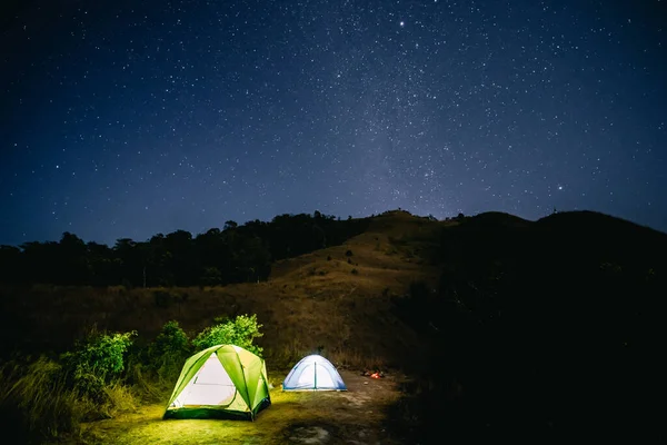 모험을 즐기기 아시아인 커플이 등산을 여름철에 산으로 산책을 — 스톡 사진