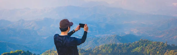 Banner Web Vagabondaggio Relax Nella Natura Escursionista Uomo Campeggio Scattare — Foto Stock