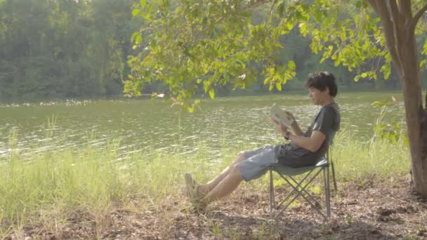 Homem Vdo Relaxando Natureza Durante Livro Leitura Com Sentimento Feliz — Vídeo de Stock