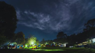 4K Vdo zaman çizelgesi. Gökyüzü arka planında hareket eden bir grup çadır ve yıldızla birlikte gece ve gündüz gezileri.