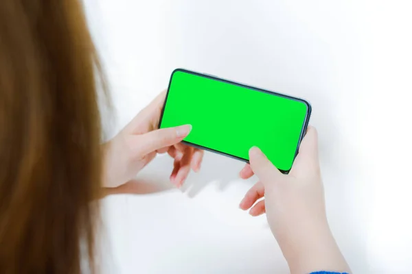 Yeşil Ekran Beyaz Izole Arkaplan Ile Akıllı Telefon Kadın Ele — Stok fotoğraf