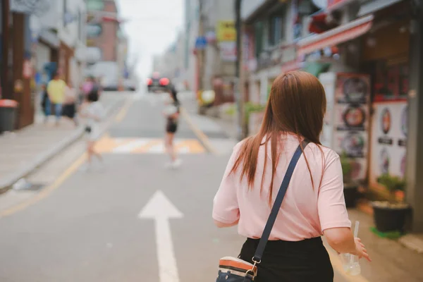 Nowa Normalna Podróżująca Samotną Kobietą Podróżującą Ulicy Handlowej Seulu Korea — Zdjęcie stockowe