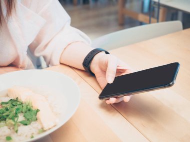 Mandıra rutini ve kadın yaşam tarzı konsepti teknolojisi güzellik el ele tutuşmadan tutun ve restoranda yemek ya da içecek sipariş etmek için cep telefonu kullan
