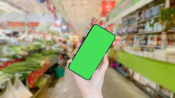 Kadınlardan gelen yeni normal ve ulaşılamaz ödeme konsepti. Çevrimiçi sipariş için akıllı telefon ve yumuşak odaklı süpermarket geçmişi.