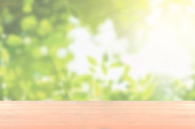 Softfocus ilkbahar arkaplanlı boş ahşap masa tezgahı