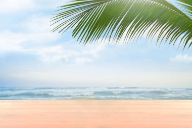 Yumuşak oktanlı boş ahşap masa tezgahı ve yaz plajı arka planı