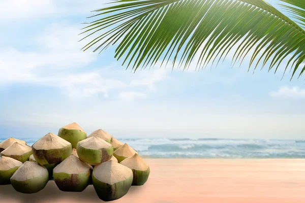 Kokosnoot Houten Aanrecht Met Softfocus Palm Zomer Strand Achtergrond — Stockfoto