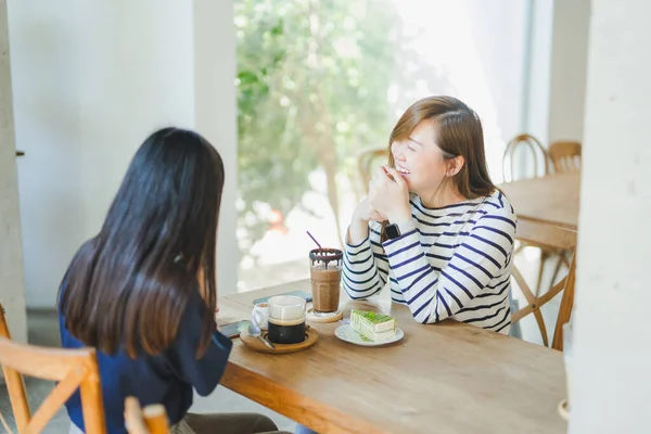 Azji Kobieta Rozmawiać Przyjacielem Kawiarni Uczucie Szczęścia — Zdjęcie stockowe