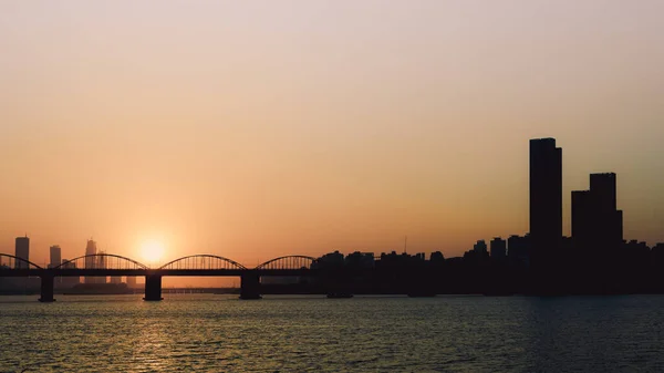 日落与轮廓城市和桥梁背景在汉城韩国A — 图库照片