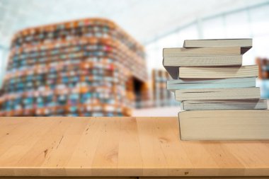 Modern kitapçı veya kütüphane arka planında kitap yığını