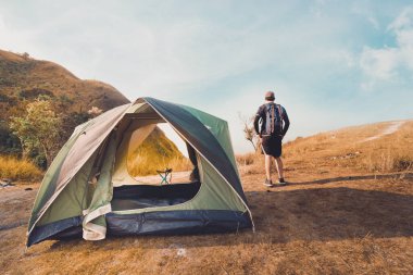 Doğa yürüyüşçüleri bahar ve yaz mevsimlerinde dağın tepesinde kamp kurar.