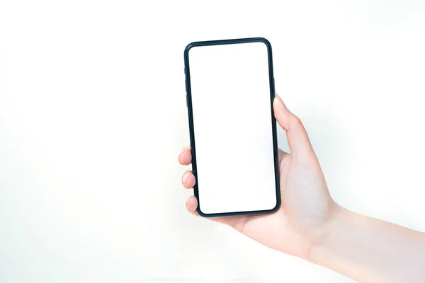 Kadın el ele tutuşmasından ve beyaz izole edilmiş arka plana sahip akıllı telefondan yeni normal konsept olarak ulaşılamıyor