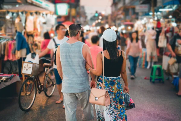 Tył Pary Lokalnych Podróży Zakupów Rynku Nocnym Tajlandii — Zdjęcie stockowe