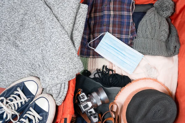 Draufsicht Mit Schutzmaske Und Accessoires Bereiten Sich Gepäck Auf Die — Stockfoto