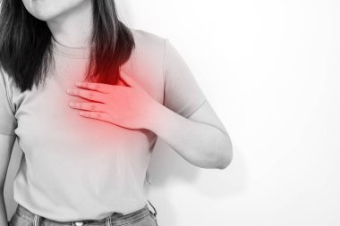 beyaz izole portre göğüs ağrısı ya da kalp hastalığı 30-40 yaşları arasındaki kadının acı hissi tek renkli ve kırmızı noktalı.