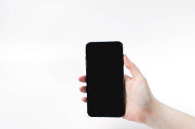 telefon uygulaması ve kadın el ele tutuşması ile yeni normal tarzda iletişim kurulamaz ve kopyalama alanı ve beyaz arkaplan üzerindeki kırpma yolu ile akıllı telefon kullan
