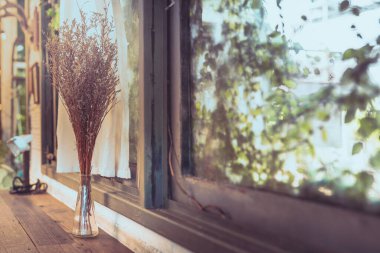 Pencerenin kenarındaki kahve dükkanında kuru çiçek süsleme