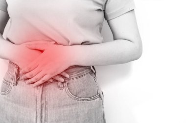 Beyaz, izole edilmiş portre karın ağrısı ve 30-40 yaş arası, tek renkli ve kırmızı noktalı bir kadının acı hissi.