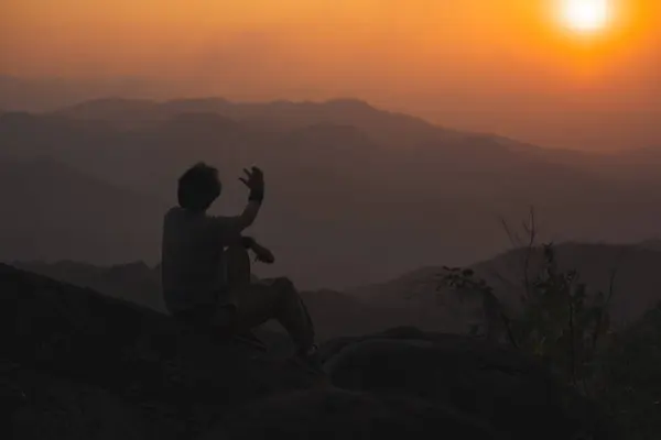 Concetto Paesaggio Viaggio Con Solo Freelance Uomo Rilassarsi Cima Alla — Foto Stock