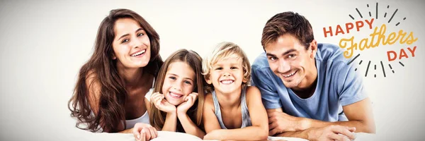 Lykkelig Familie Som Ligger Seng Mot Nært Forhold Til Lykkelige – stockfoto