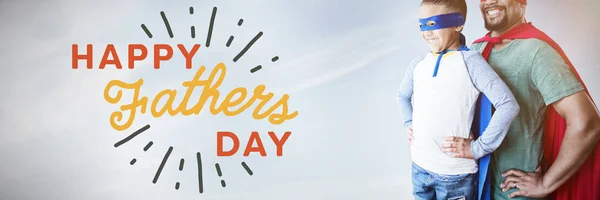Ojciec Syn Udając Superbohatera Bliska Ojców Szczęśliwy Dzień Tekstu — Zdjęcie stockowe
