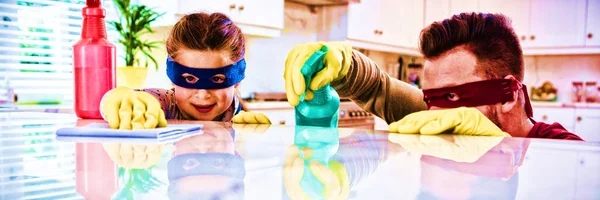 Padre Hija Fingiendo Ser Superhéroe Mientras Trabajan Cocina — Foto de Stock