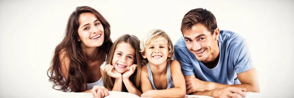 Šťastná Rodina Ležící Spolu Posteli Ložnici — Stock fotografie