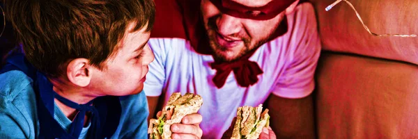 Padre Figlio Fingono Essere Supereroi Mentre Mangiano Panini — Foto Stock