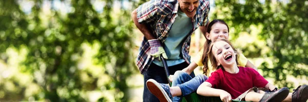 Glücklicher Vater Und Seine Kinder Spielen Sonnigem Tag Mit Schubkarre — Stockfoto