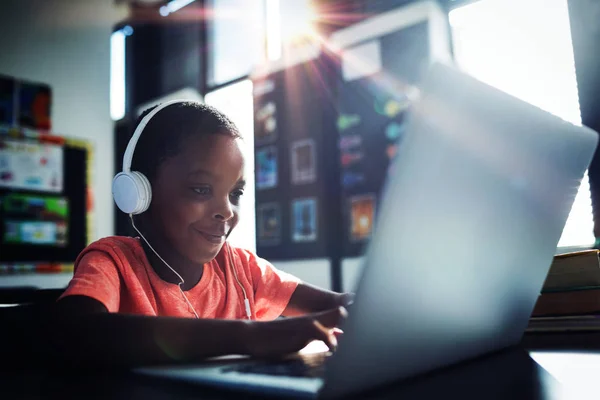 Junge Hört Musik Während Laptop Schreibtisch Der Schule Benutzt — Stockfoto