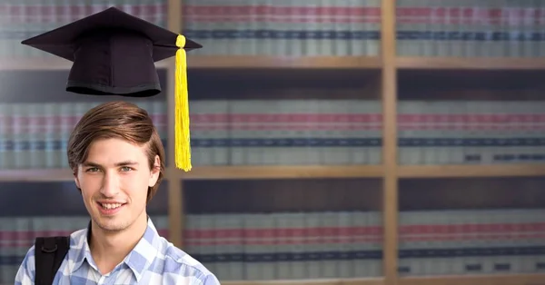 Compuesto Digital Estudiante Biblioteca Educación Con Sombrero Graduación —  Fotos de Stock