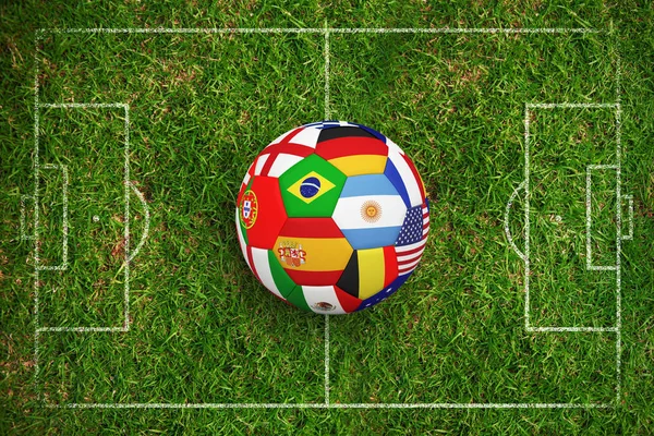 Piłka Nożna Barwach Narodowych Multi Przeciwko Trawy — Zdjęcie stockowe
