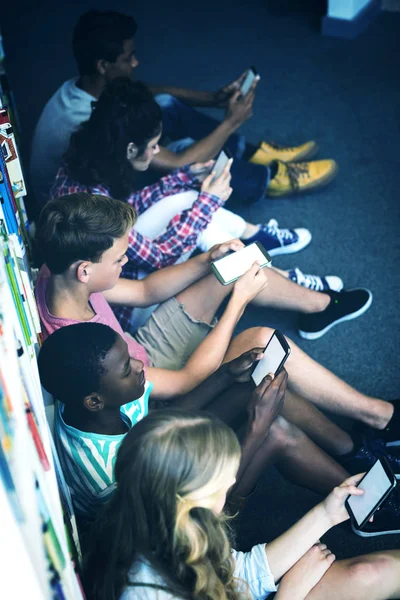 Studenti Che Utilizzano Telefono Cellulare Biblioteca Scuola — Foto Stock