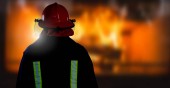 Digitální složený hasič před hořící oheň
