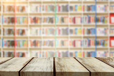 Kütüphane içinde bookshelf yüzeyi ahşap tahta karşı çok renkli