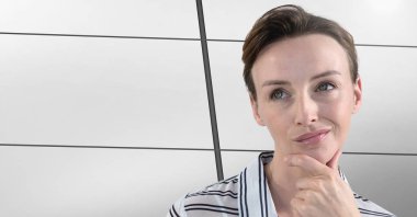 İşkadını dijital bileşik ofis pencere ile çizgili duvar düşünme