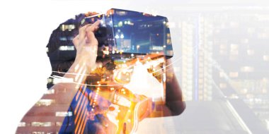 Sanal gerçeklik simülatörü beyaz arka plan üzerinde giyen çocuk