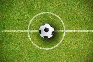 Siyah ve beyaz deri futbol yeşil bir arka plana dayanır