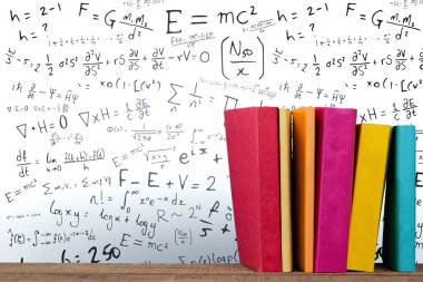 Masaya düzenlenmiş beyaz arka plan üzerinde renkli kitaplar