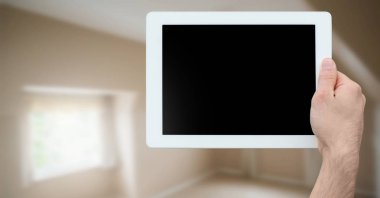 Elinde yeni ev tablet dijital bileşik