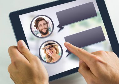 Tablet profil mesajlaşma sohbet kabarcık ile kullanma el dijital bileşik