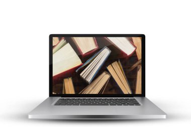 Düzenlenmiş kitaplar çeşitli tür karşı ekranlı laptop ile