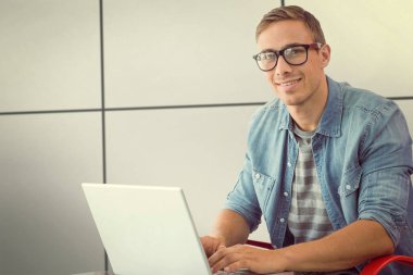 Hipster laptop beyaz döşeme karşı